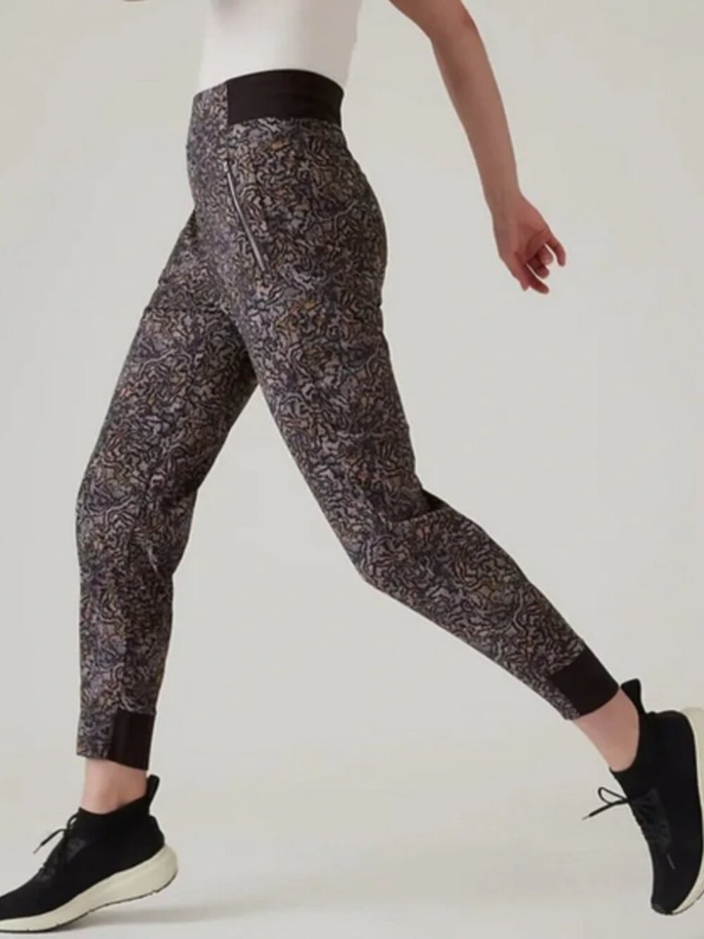 NWT Athleta Kinetic Abstract Black sz 22 Trekkie North Printed Jogger